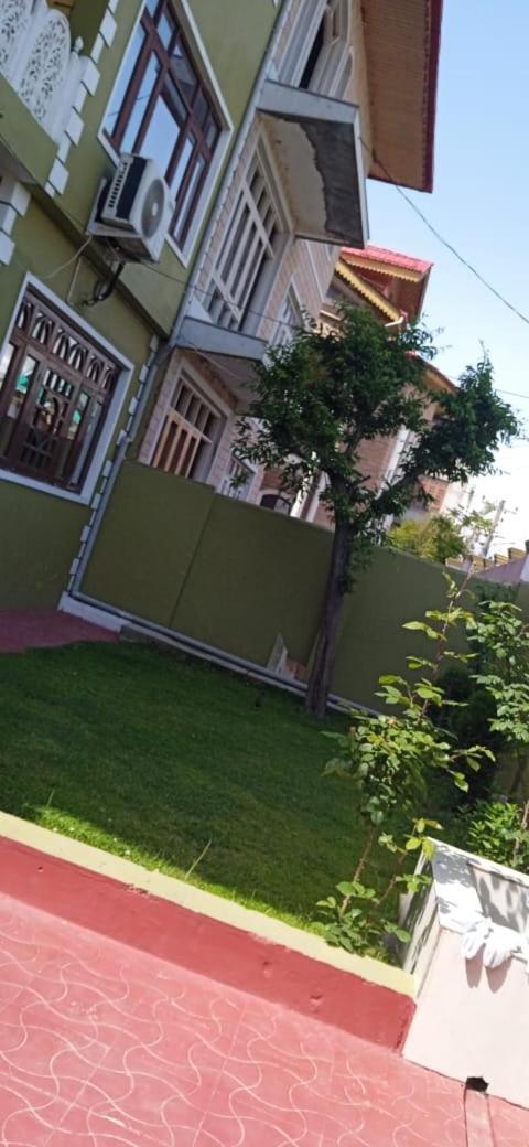 Mir Manzil Acomodação com café da manhã Srīnagar Exterior foto